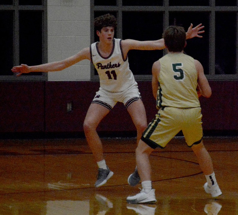 Graham Thomas/Siloam Sunday
Siloam Springs sophomore Nate Vachon, No. 11, guards Alma's Jacob Coursey during last Tuesday's game.