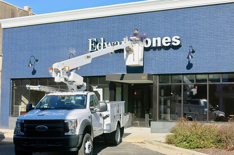Westside Eagle Observer/SUSAN HOLLAND
Jason Kilpatrick, with Best Sign Group of Rogers, installs new signage on the front of the Edward Jones Investments building in Gravette Tuesday afternoon, Jan. 12. Edward Jones is now open from 8 a.m. to 5 p.m. Monday through Friday at its new location, 110 Main Street N.E.