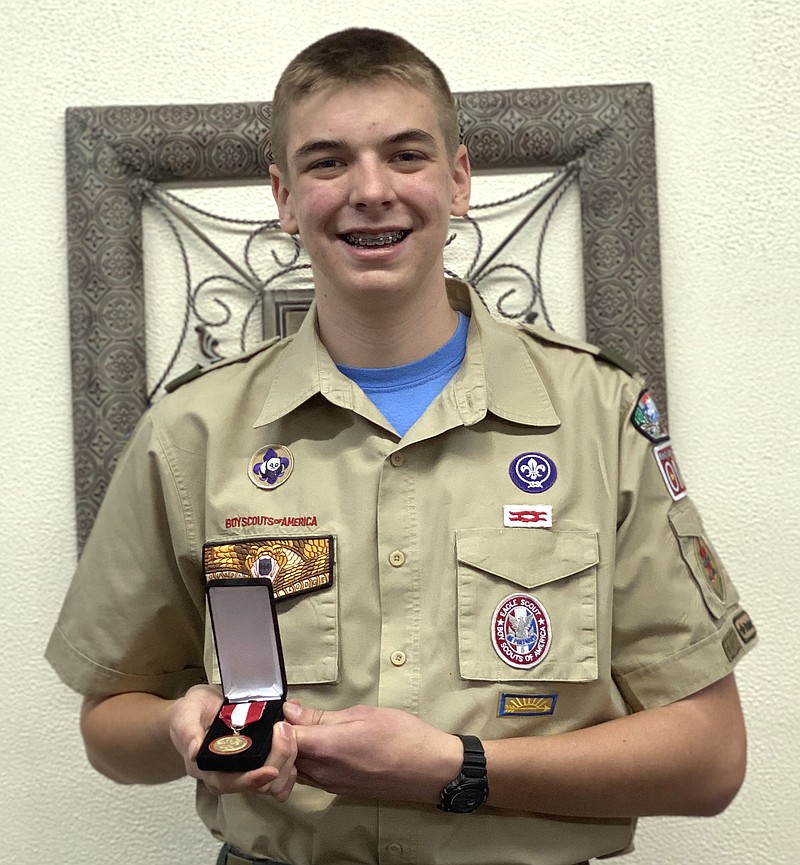 File:Powder Horn (Boy Scouts of America) Hanging Medal On Boy