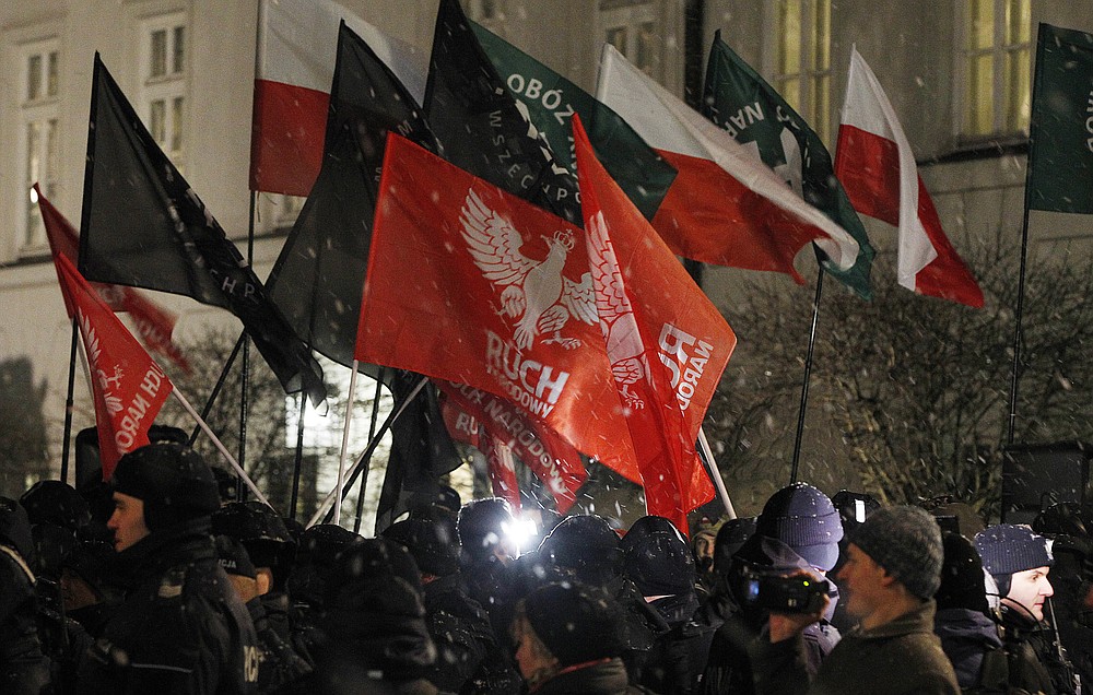 PLIK - Grupy skrajnie prawicowe organizują demonstrację przed Pałacem Prezydenckim w poniedziałek 5 lutego 2018 r., Aby poprosić prezydenta Andrzeja Dudę o podpisanie ustawy, która ograniczy niektóre formy mowy o Holokauście w Warszawie.  Dwóch polskich historyków stoi w obliczu pomówienia za naukowe badanie polskiego zachowania podczas II wojny światowej.  Ten przypadek może przesądzić o losach niezależnych badań nad Holokaustem pod nacjonalistycznym rządem Polski.  Werdykt spodziewany jest 9 lutego.  (AP Photo / Czarek Sokolowski, File)