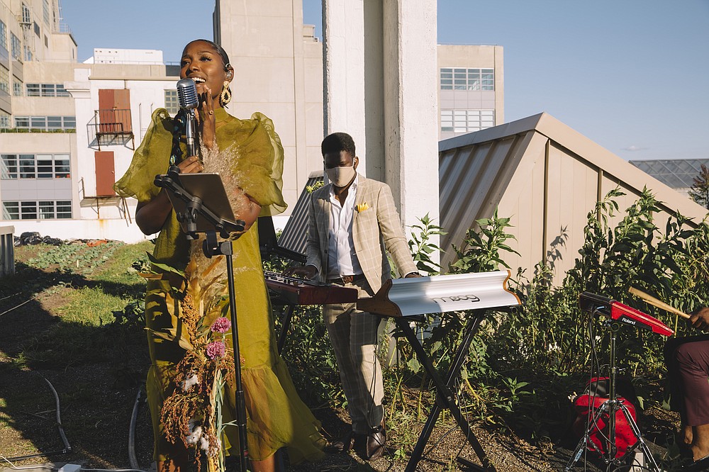 Sur une photo fournie par Noemie Tshinanga, Top tendances qui rendront votre célébration intime ou fugue extraordinaire (Noemie Tshinanga via The New York Times) - PAS DE VENTES; POUR UN USAGE ÉDITORIAL UNIQUEMENT AVEC NYT STORY ELOPEMENT-TIPS PAR IVY MANNERS POUR FÉVRIER. 10, 2021. TOUTE AUTRE UTILISATION INTERDITE. -