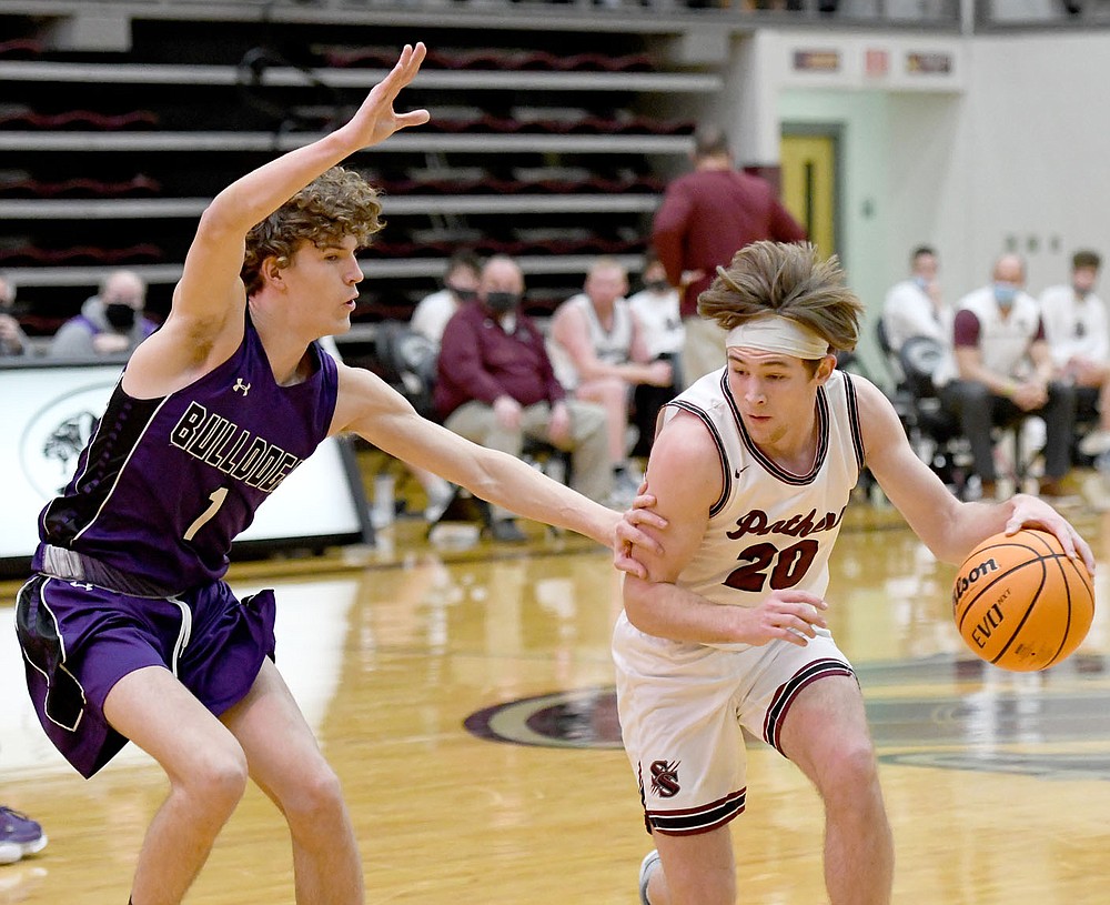Bud Sullins/Special to Siloam Sunday
Siloam Springs junior Carter Winesburg drives to the basket against Fayetteville in a game earlier this season.