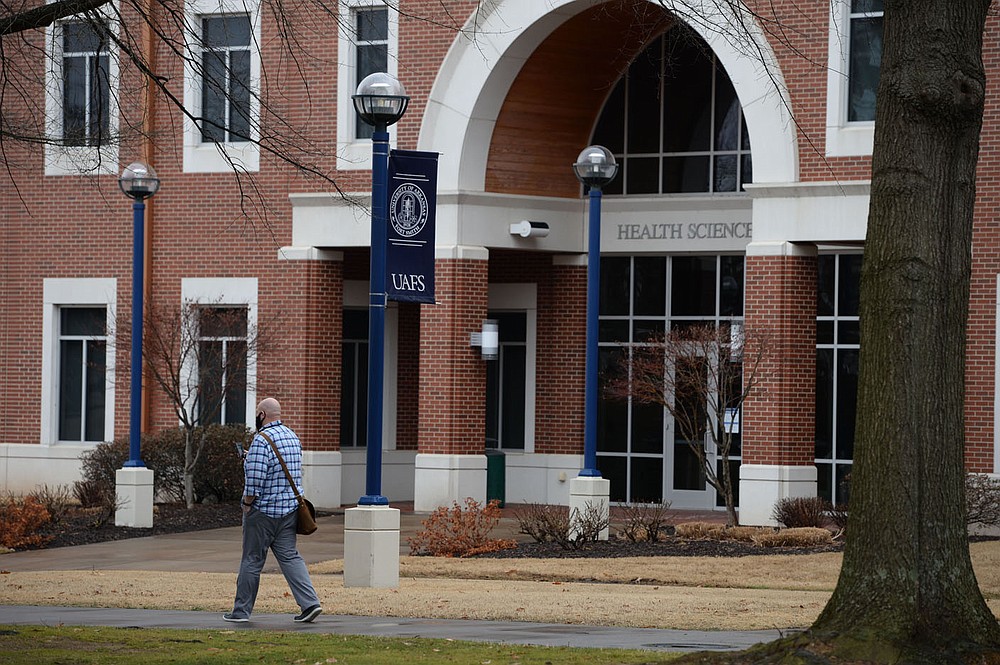 Los estudiantes caminan el viernes 26 de febrero de 2021 en el campus de la Universidad de Arkansas-Fort Smith en Fort Smith. Los funcionarios de la UAFS publicaron información sobre inscripción y presupuesto la semana pasada. Visite nwaonline.com/210228Daily/ para ver la galería de fotos de hoy.
(NWA Democrat-Gazette / Andy Shupe) "style =" width: 100% "/><p>
<span
style=
