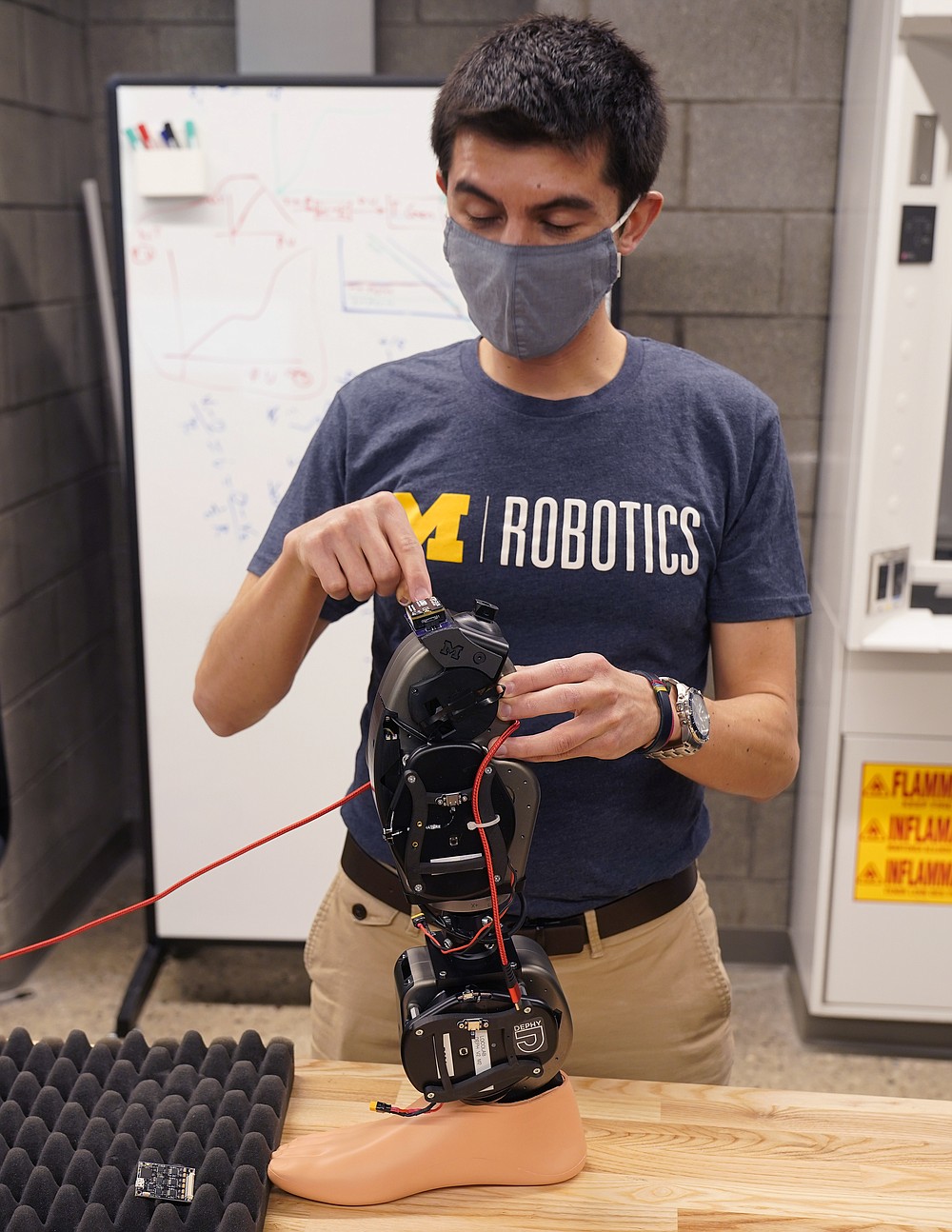  Edgar Bolivar describes the purpose of portable robots at the Ford Motor Co. Robotics Building at the University of Michigan on March 12, 2021 in Ann Arbor, Michigan. The four-story, $ 75 million, 134,000-square-foot complex has three floors that house classrooms and research labs for robots that fly, walk, roll, and augment the human body. (AP Photo / Carlos Osorio) "style =" width: 100% "/><p>
<span
style=