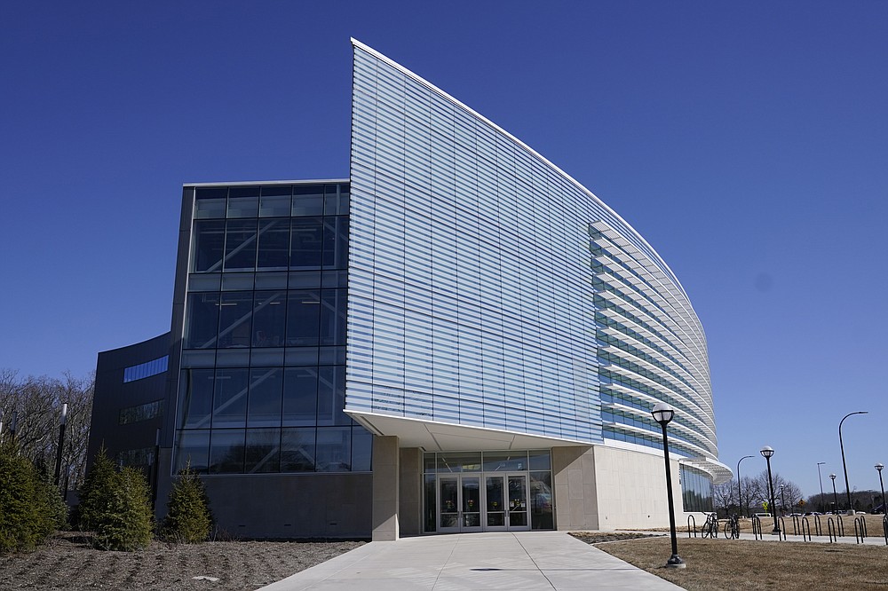  O exterior do edifício da Ford Motor Co. Robotics da Universidade de Michigan foi visto em 12 de março de 2021, em Ann Arbor, Michigan. O complexo de quatro andares, $ 75 milhões e 134.000 pés quadrados tem três andares que abrigam salas de aula e laboratórios de pesquisa para robôs que voam, andam, rolam e aumentam o corpo humano. (AP Photo / Carlos Osorio) "style =" width: 100% "/><p>
<span
style=