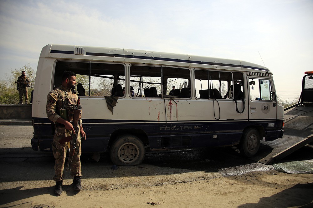 Le personnel de sécurité arrive sur les lieux de l'explosion d'une bombe à Kaboul, en Afghanistan, le jeudi 18 mars 2021. L'attaque du bus a fait de nombreux morts et blessés selon la police.  (Photo AP / Mariam Zuhaib)