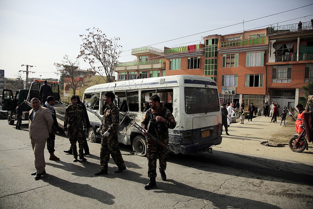 Le personnel de sécurité inspecte un minibus endommagé après l'explosion d'une bombe à Kaboul, en Afghanistan, le jeudi 18 mars 2021. L'attaque du bus a fait de nombreux morts et blessés selon la police.  (Photo AP / Mariam Zuhaib)