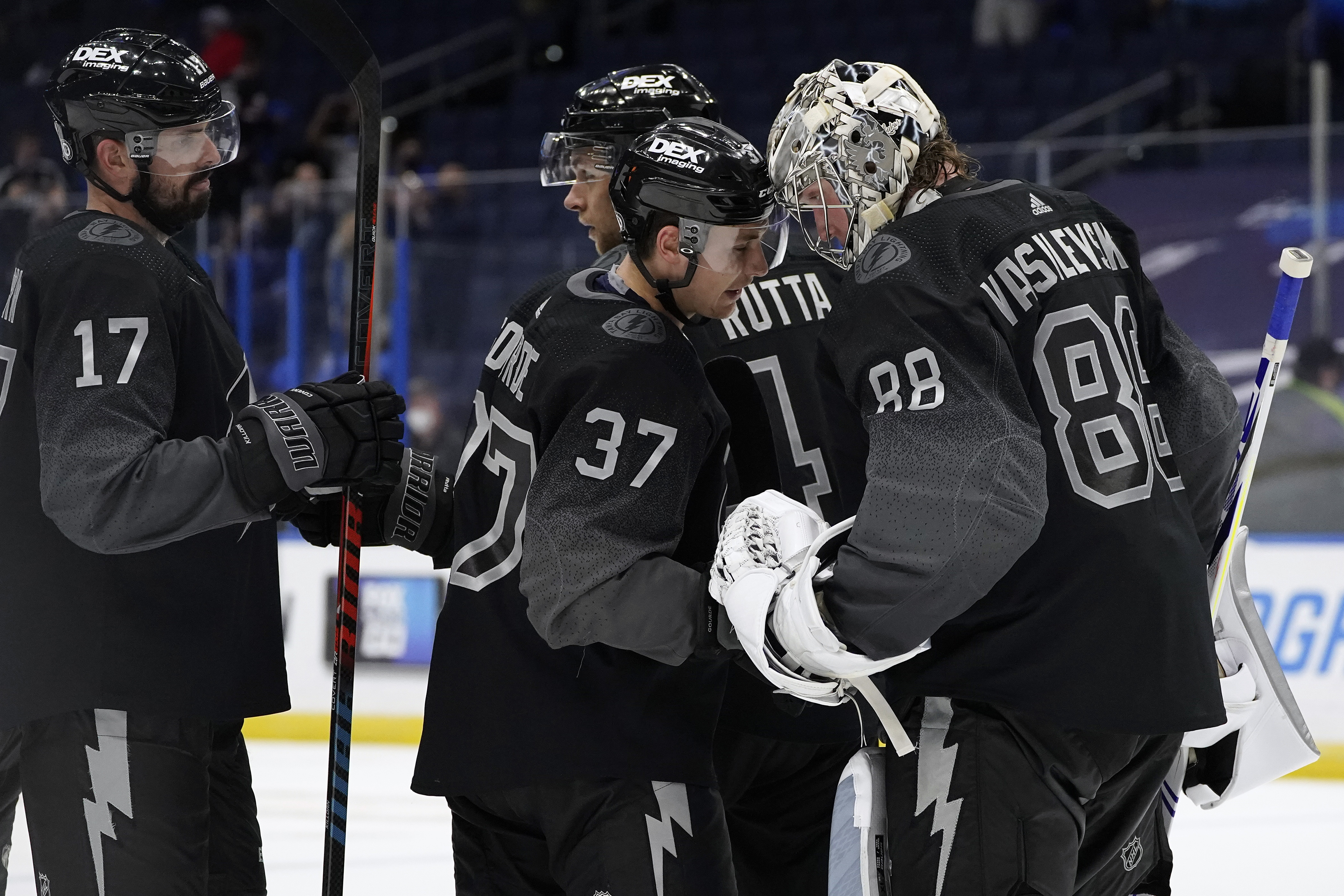 Stamkos scores twice, Lightning beat Devils 4-3 in shootout