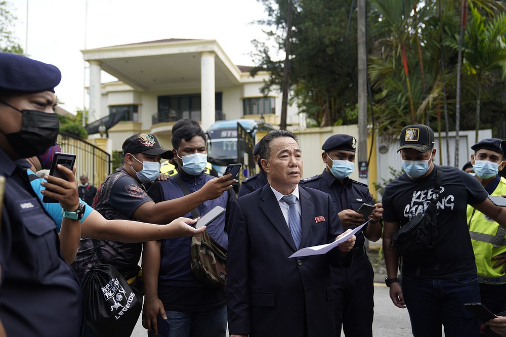 朝鲜驻马来西亚大使馆的顾问金裕嵩（Kim Yu Song）于2021年3月21日星期日宣读了驻吉隆坡大使馆外的一份声明。马来西亚在星期五下令所有朝鲜外交官在48小时内离开该国，关于马来西亚因洗钱指控将朝鲜嫌疑犯引渡到美国的举动引起的外交争执升级。  （美联社照片/ Vincent Thian）