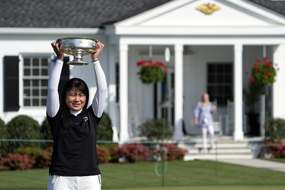 日本の翼梶谷（Tsubasa Kajitani）が2021年4月3日（土）、ジョージア州オーガスタで開かれたアウグスタナショナルゴルフクラブで開催されたオーガスタナショナル女子アマチュアゴルフトーナメント優勝後トロフィーを持っている。  （AP Photo / David J. Phillip）