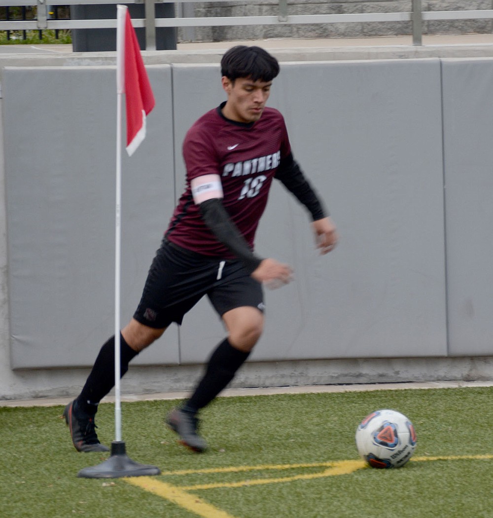 Graham Thomas/Herald-Leader
Siloam Springs senior Franklin Cortez lines up a cornerkick against Greenwood on March 30.