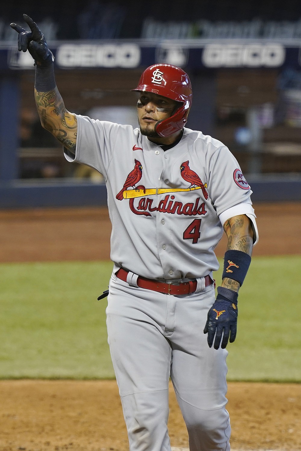 Molina homers, Cards win Game 1 of doubleheader