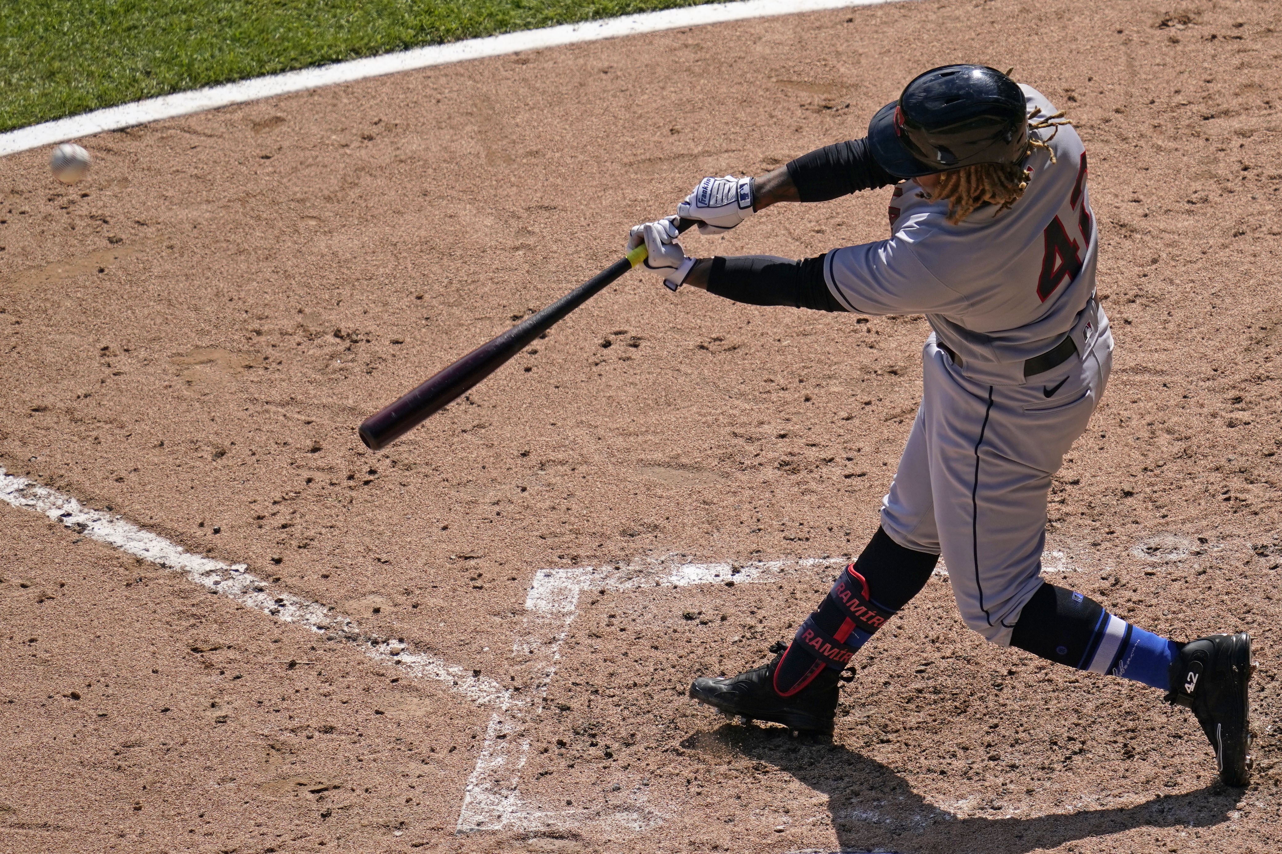 Mitch Haniger drives in 2, Brandon Crawford delivers tiebreaking