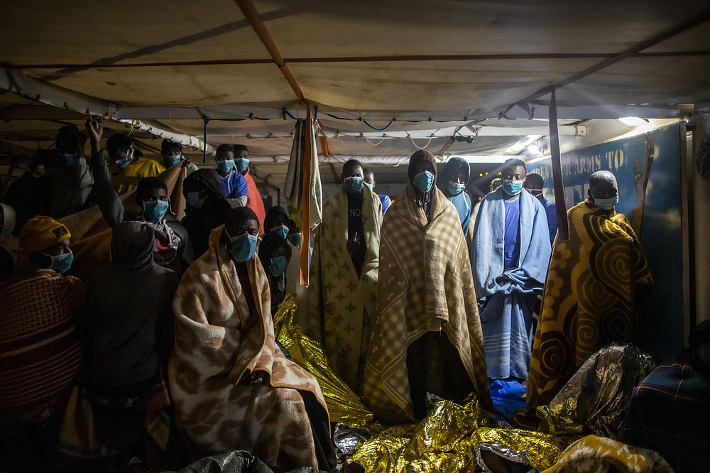 File - In questa foto del 15 febbraio 2021, migranti e rifugiati provenienti da vari paesi africani indossano coperte a causa della fredda attesa sul ponte dell'organizzazione di volontari spagnola Open Arms per atterrare dopo essere stati soccorsi in acque internazionali nel Mediterraneo.  .  Poiché si prevede che il caldo porterà una crescita stagionale regolare nella partenza dei dirottatori dalla Libia, l'ONU esorta le associazioni di beneficenza volontarie che gestiscono navi di salvataggio dei migranti nel Mediterraneo a non essere ostruite inutilmente.  Lo ha detto venerdì il capo dell'organizzazione per i rifugiati.  Le barche di beneficenza 