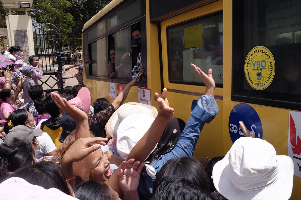 ၂၀၂၁ ခုနှစ်၊ Saturdayပြီလ ၁၇ ရက်၊ စနေနေ့၊ ရန်ကုန်မြို့၊ အင်းစိန်အကျဉ်းထောင်မှမောင်းထုတ်သောဘတ်စ်ကားပေါ်မှလူများအားလူစုလူဝေးကလှုပ်ခတ်သွားသည်။ မြန်မာစစ်အစိုးရကလွှတ်ပေးပြီးနှစ်သစ်ကူးအားလပ်ရက်အထိမ်းအမှတ်အဖြစ်အကျဉ်းသား ၂၃၀၀၀ ကျော်လွှတ်ပေးခဲ့ကြောင်းကြေငြာခဲ့သည်။ ဖေဖော်ဝါရီလအာဏာသိမ်းမှုအပြီးတွင်ထိန်းသိမ်းခံခဲ့ရသောဒီမိုကရေစီလိုလားသူများပါ ၀ င်ပါကချက်ချင်းရှင်းရှင်းလင်းလင်းဖော်ပြပါ။  (AP Photo)