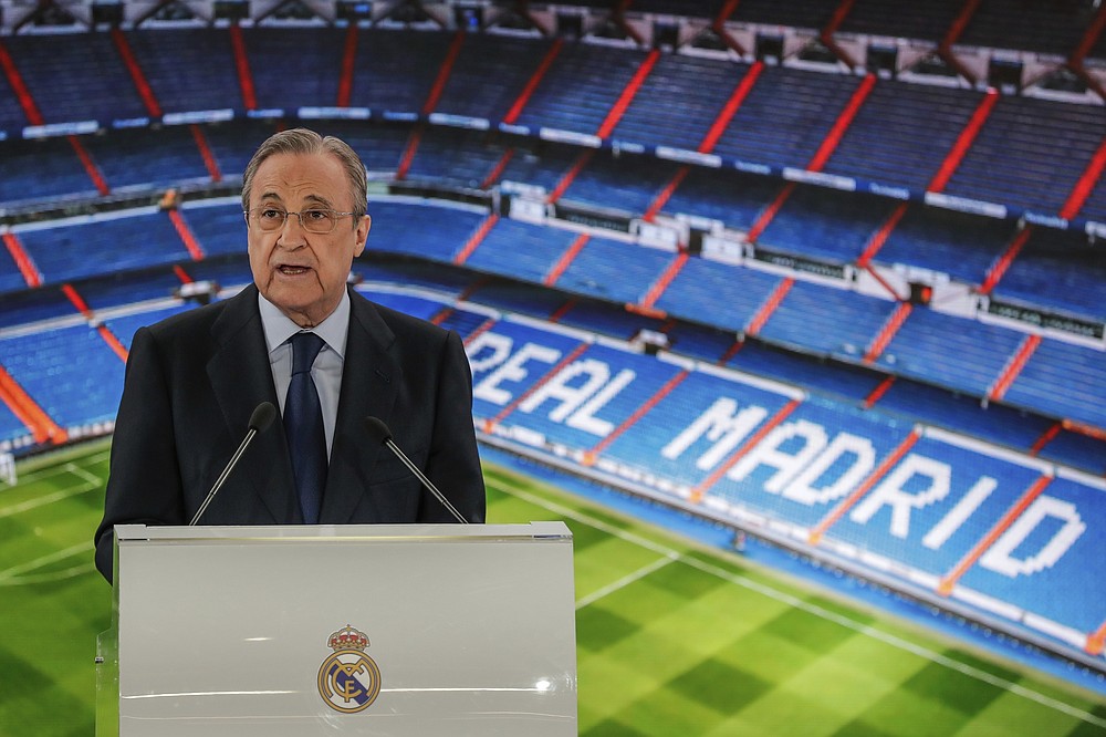 File - In una foto d'archivio scattata il 13 giugno 2019, il presidente del Real Madrid Florentino Perez ha tenuto un discorso allo stadio Santiago Bernabeu di Madrid, in Spagna.  Il presidente fondatore della Super League, Florentino Perez, ha dichiarato martedì 20 aprile 2021 che la competizione è stata creata per fornire calcio a tutti e non per arricchire i club ricchi.  Il presidente del Real Madrid dice di sì "Non c'è modo" Che i giocatori delle squadre partecipanti saranno banditi dalla UEFA.  (Foto AP / Manu Fernandez, File)