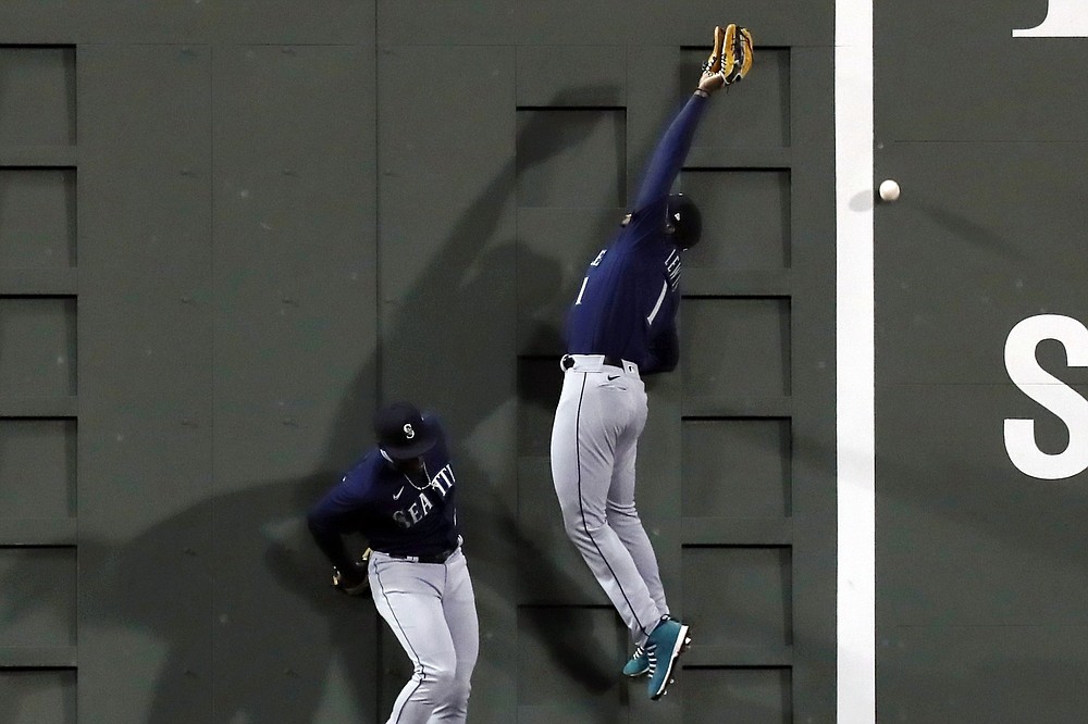 Peralta drives in 7 to take down Reds