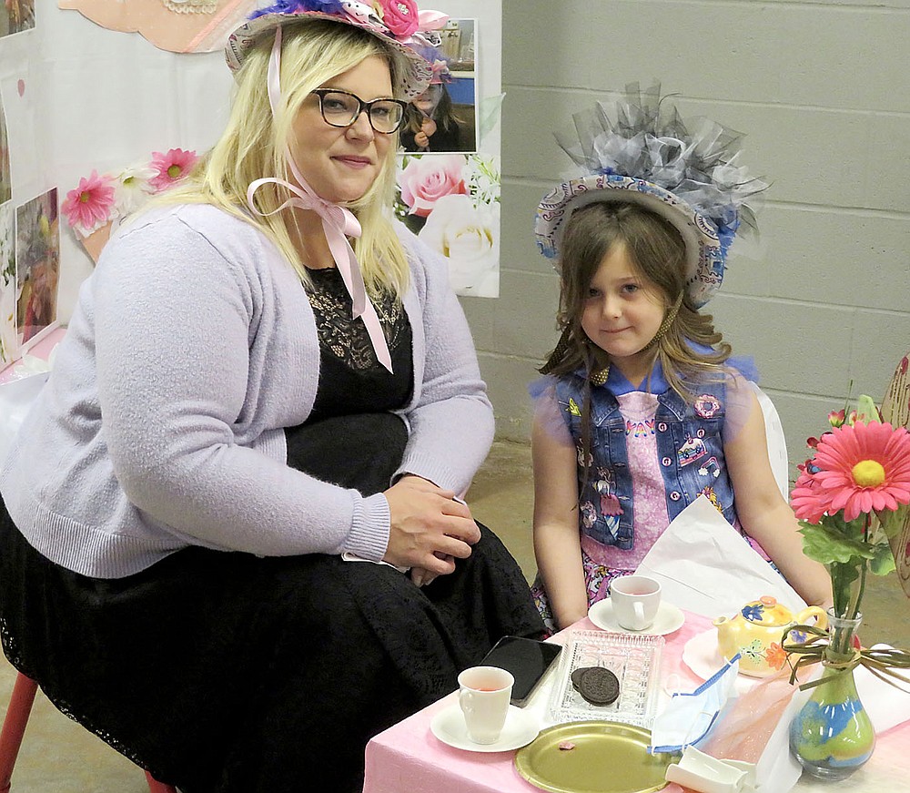 Westside Eagle Observer/RANDY MOLL
Laura and Ivy Colinger enjoyed tea time and cookies together at the Mommy and Me Tea Party held at the Gentry Early Learning Academy on Friday.