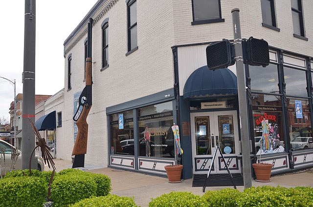 On Jan. 19, 2021, the world’s largest BB gun, a 25-foot tall Red Ryder, was installed on the sidewalk leaning against the Daisy Airgun Museum.
(Courtesy photo/James Hales)