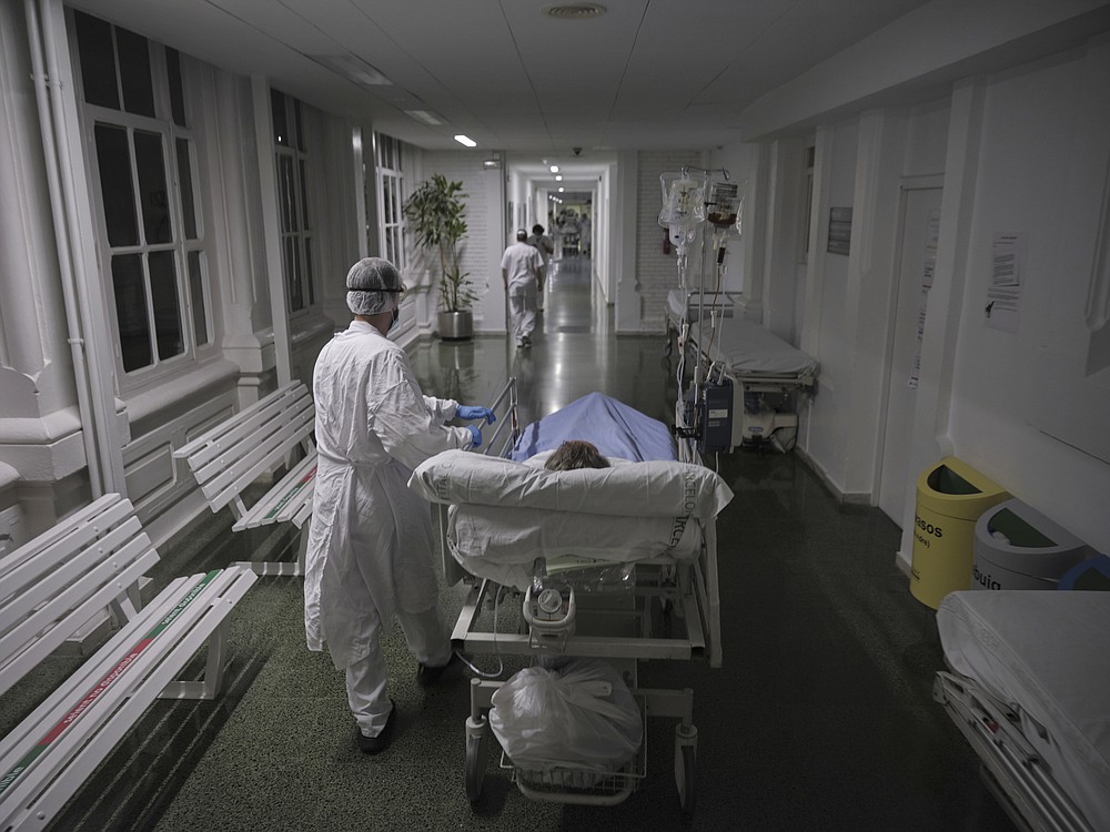 A new covid-19 patient is taken from the emergency area to an isolation unit at a hospital in Barcelona, Spain in November.
(The New York Times/Samuel Aranda)