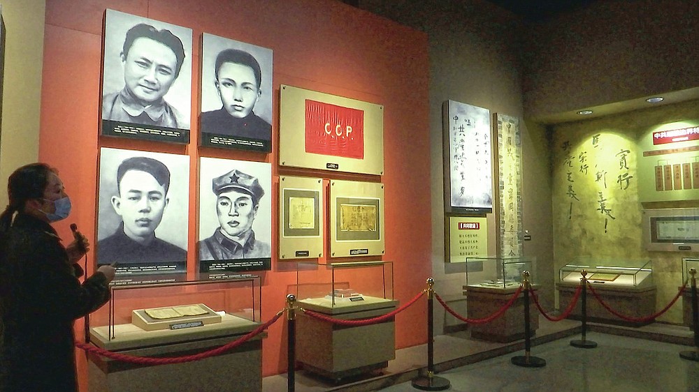 A tour guide will be giving a guided tour of the Jinggangshan Revolution Museum in Jinggangshan, southern China's Jiangxi Province, on April 8, 2021.  On the centenary of the Chinese Communist Party, tourists flock to China's historical sites and pilgrimage to the party's landmarks.  (AP Photo / Emily Wang)