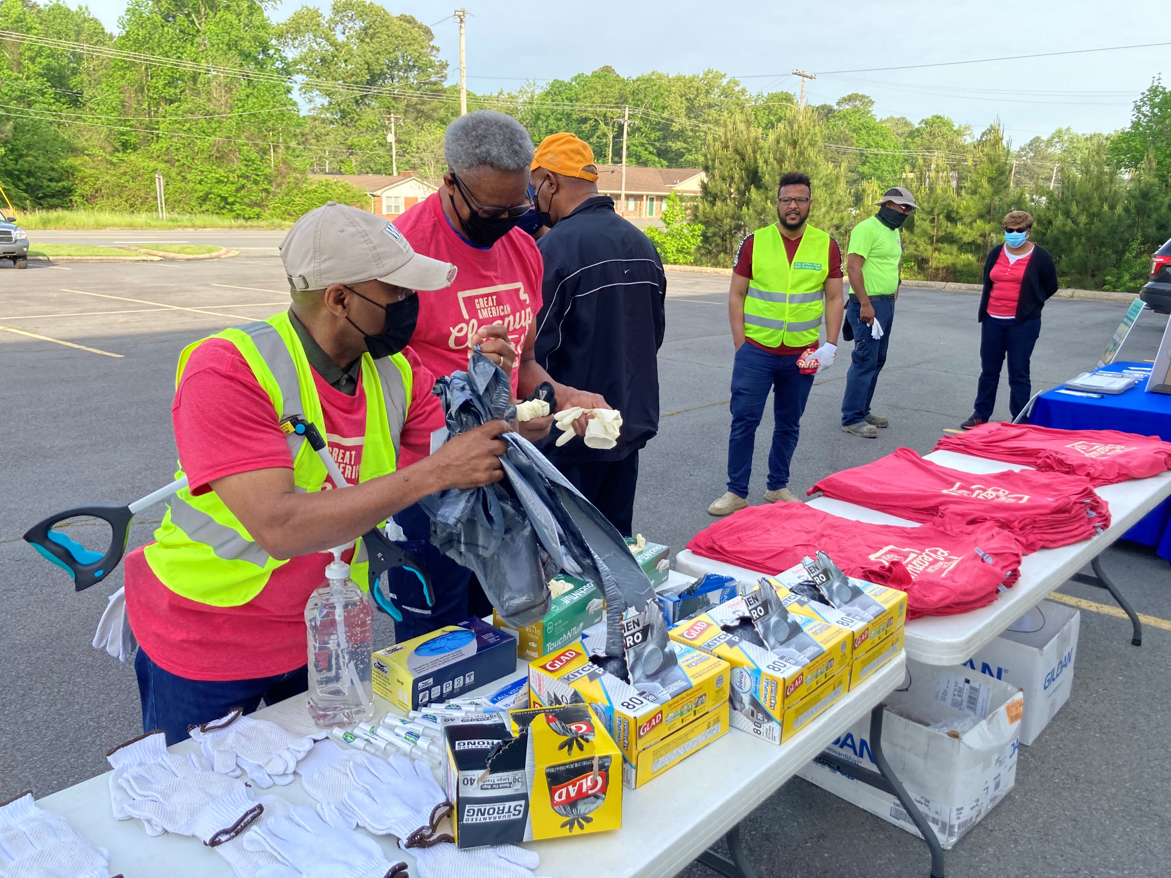 Volunteers dispose of area’s litter