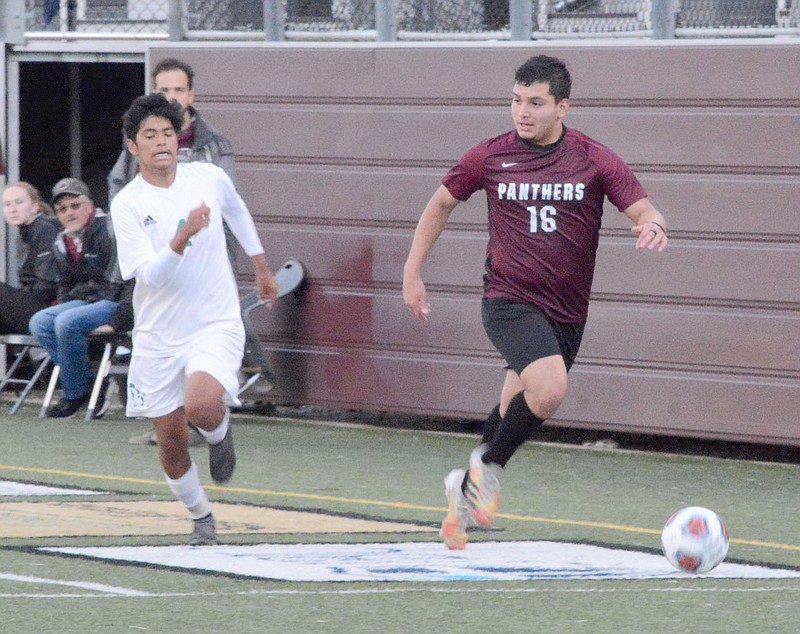 Graham Thomas/Siloam Sunday
Edwin Batres, right, runs with the ball down the home sideline as a Van Buren defender gives chase.