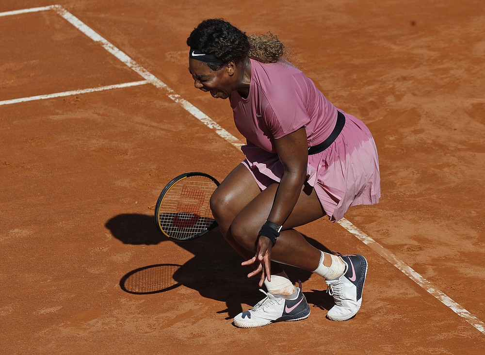 L'americana Serena Williams ha gridato durante la sua partita contro il club argentino Podoroska all'Open d'Italia, a Roma, mercoledì 12 maggio 2021. Podoroska ha battuto la Williams 7-6, 7-5.  (AP Photo / Alessandra Tarantino)