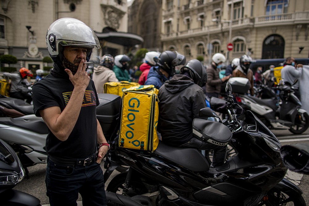 Los trabajadores de reparto se congregan durante una protesta frente al Parlamento español en Madrid, España, el martes 11 de mayo de 2021. España aprobó una ley innovadora que otorga a las plataformas de reparto una fecha límite a mediados de agosto para contratar trabajadores autónomos actualmente, y esto requiere transparencia de AI. para gestionar la fuerza laboral.  (Foto AP / Manu Fernandez)