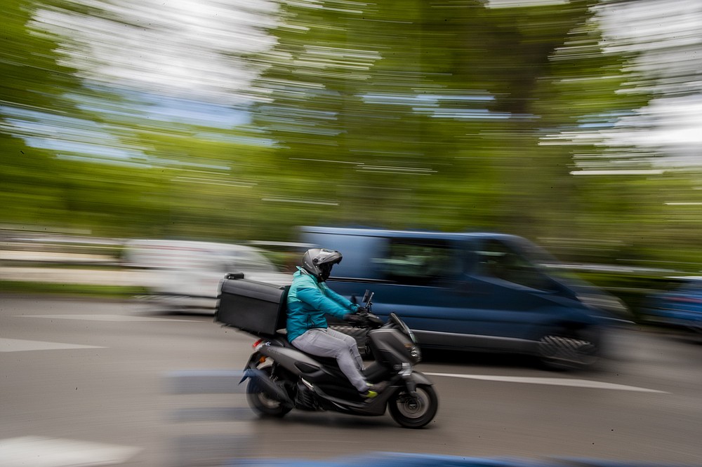 Un empleado de distribución conduce su motocicleta el martes 11 de mayo de 2021 en Madrid, España.  España ha aprobado una ley pionera que otorga a los sitios de entrega una fecha límite para mediados de agosto.  Trabajadores.  (Foto AP / Petición Fernandes)