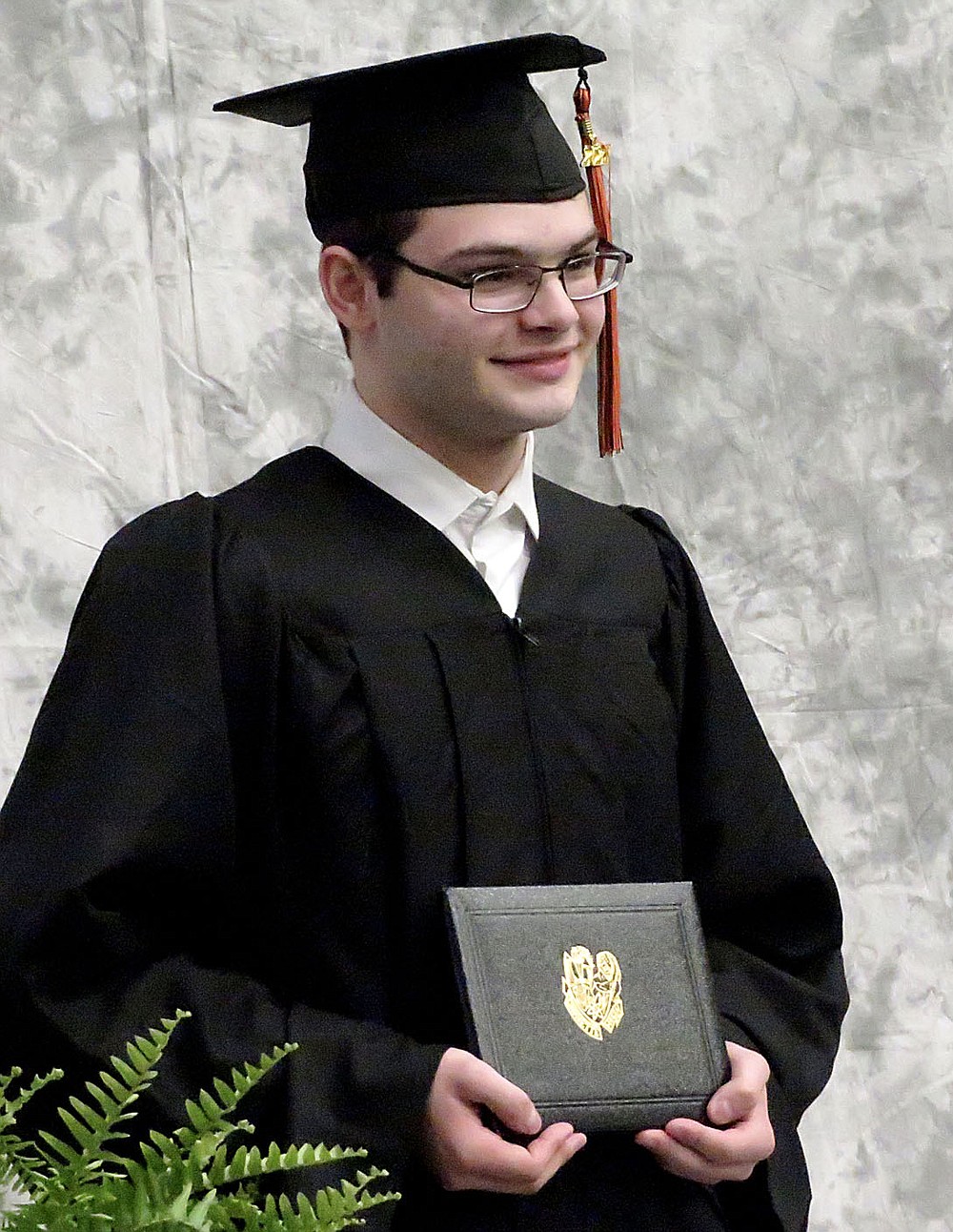 Gravette seniors get diplomas