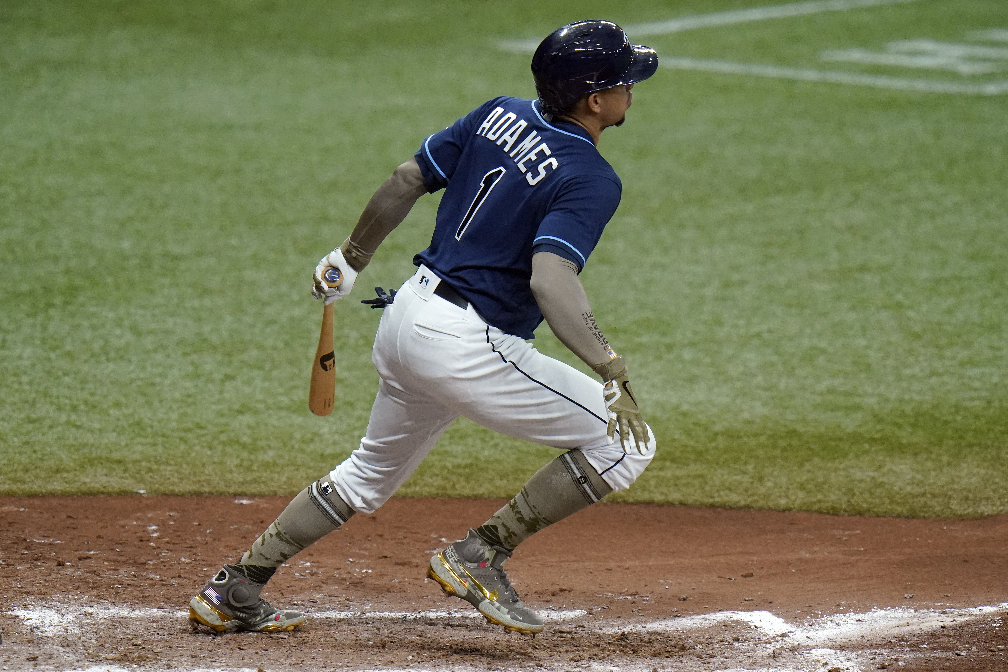 Willy Adames does Randy Arozarena pose after home run