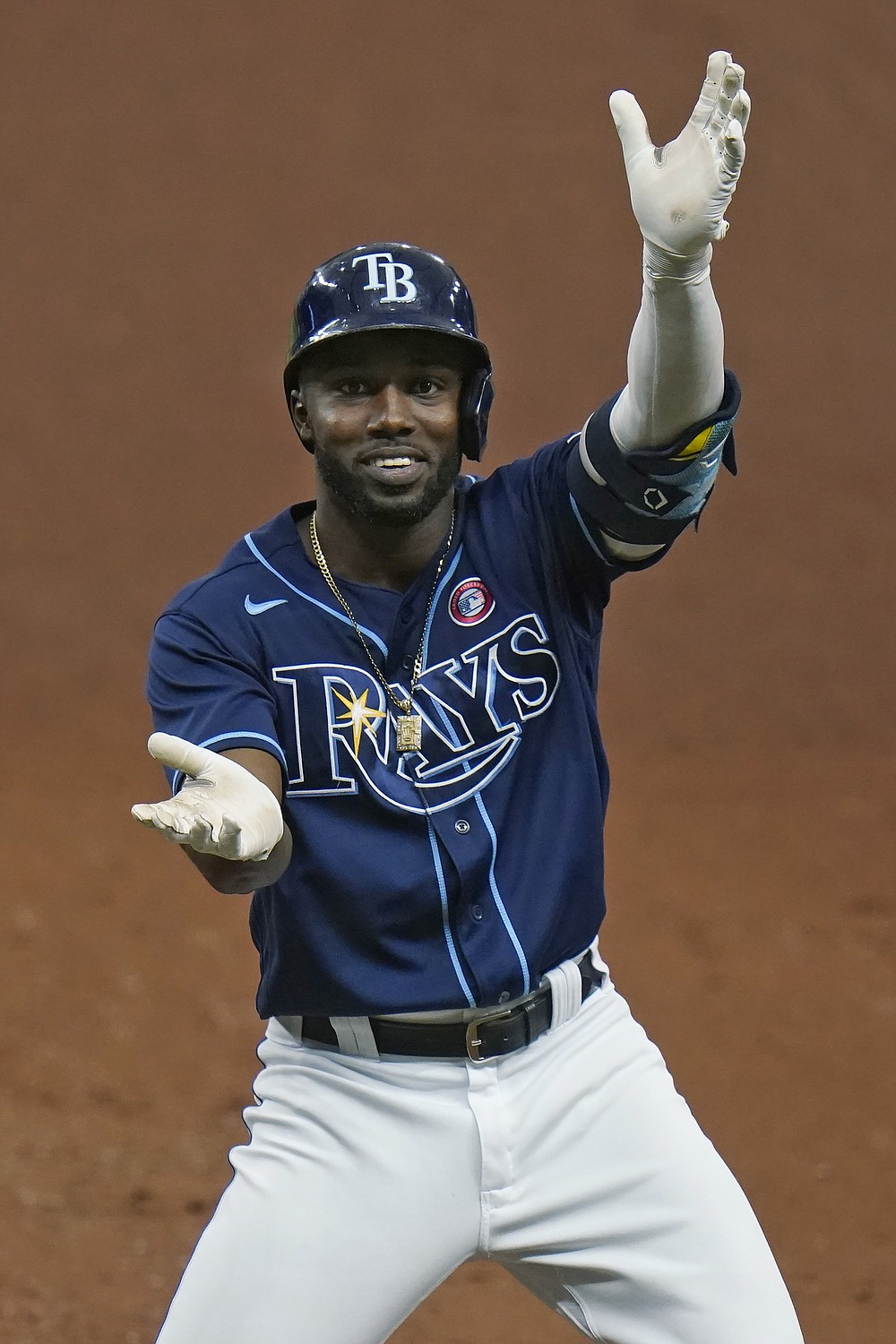 Willy Adames does Randy Arozarena pose after home run