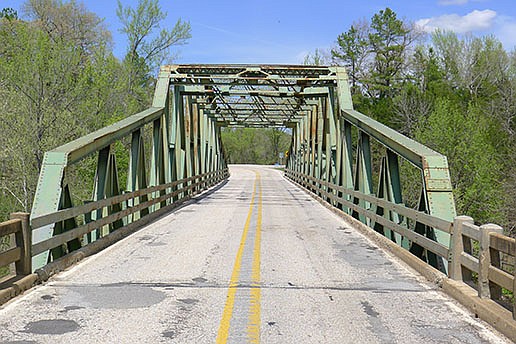 The old bridge at Pruitt had 10-foot-wide traffic lanes, a tight squeeze when tractor-trailer trucks metwhile crossing.
(Arkansas Democrat-Gazette/Bill Bowden)