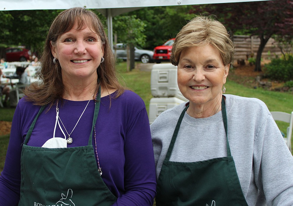 Karen Cox (left) and Lynda Grier, BGO volunteers, help out at Chefs in the Garden.
(NWA Democrat-Gazette/Carin Schoppmeyer)