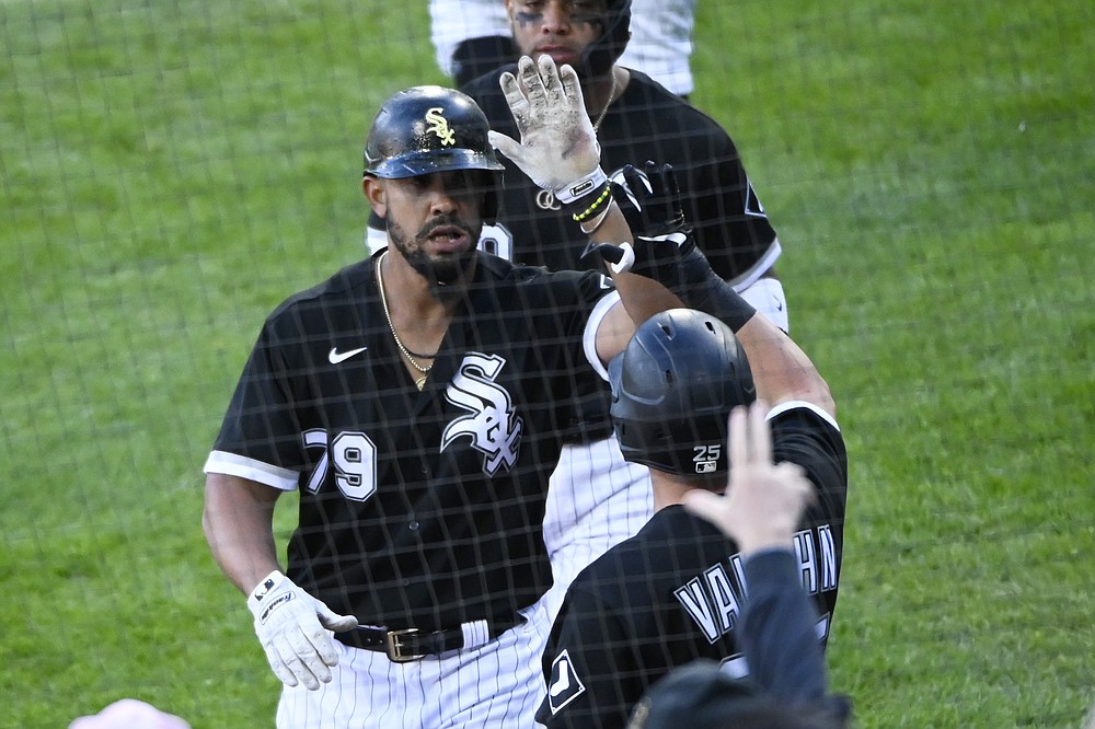 Jose Abreu, Dallas Keuchel help White Sox complete sweep of Red Sox