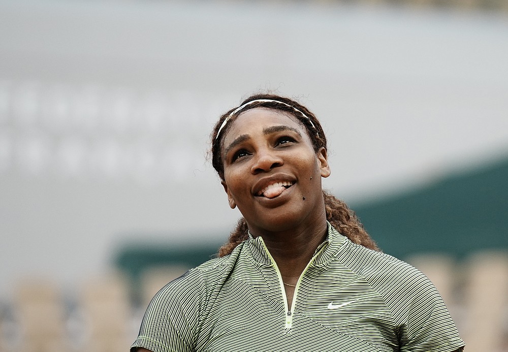SUA Serena Williams zâmbește după ce a scăzut un punct împotriva româncei Mihaela Buzarnescu în timpul meciului său din a doua rundă din ziua a patra a Openului Franței la Roland Garros din Paris, Franța, miercuri, 2 iunie 2021 (Foto AP / Thibault Camus)