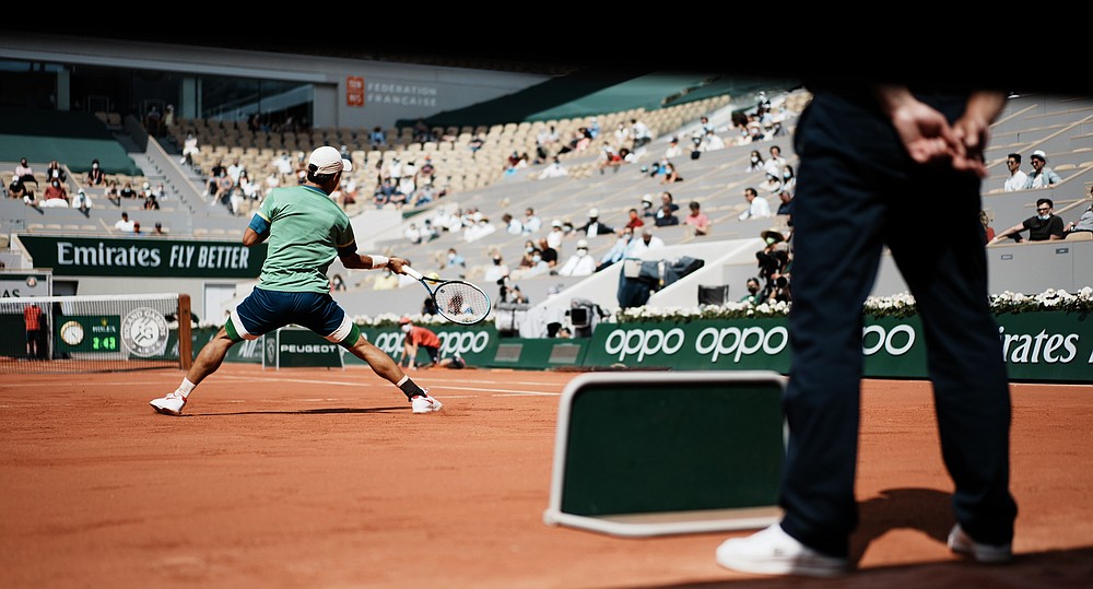 Japoneza Kei Nishikori joacă pentru a reveni la rusul Karen Khachanov în timpul meciului din runda a doua din ziua a patra a Openului Franței la Roland Garros din Paris, Franța, miercuri, 2 iunie 2021 (Foto AP / Thibault Camus)