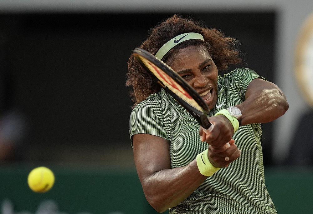 Americká Serena Williamsová z USA sa vracia do rumunskej Mihely Busarnes v stredu 2. júna 2021 v druhom kole štvrtého dňa tenisového turnaja French Open v Roland Cros vo francúzskom Paríži.  (AP Photo / Thibault Camus)