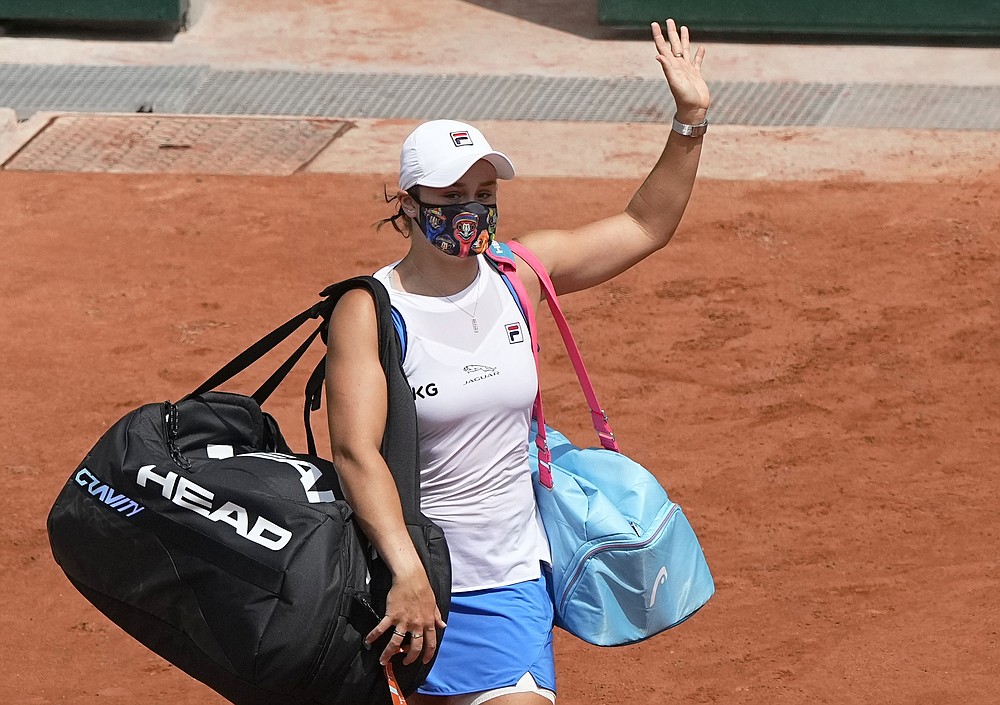 Australijka Ashleigh Barty żegna się po przejściu na emeryturę z powodu kontuzji, grając Polkę Magdę Linnett podczas meczu drugiej rundy w piątym dniu French Open na Roland Garros w Paryżu, Francja, czwartek, 3 czerwca 2021 r. Associated Press/Michael Euler )