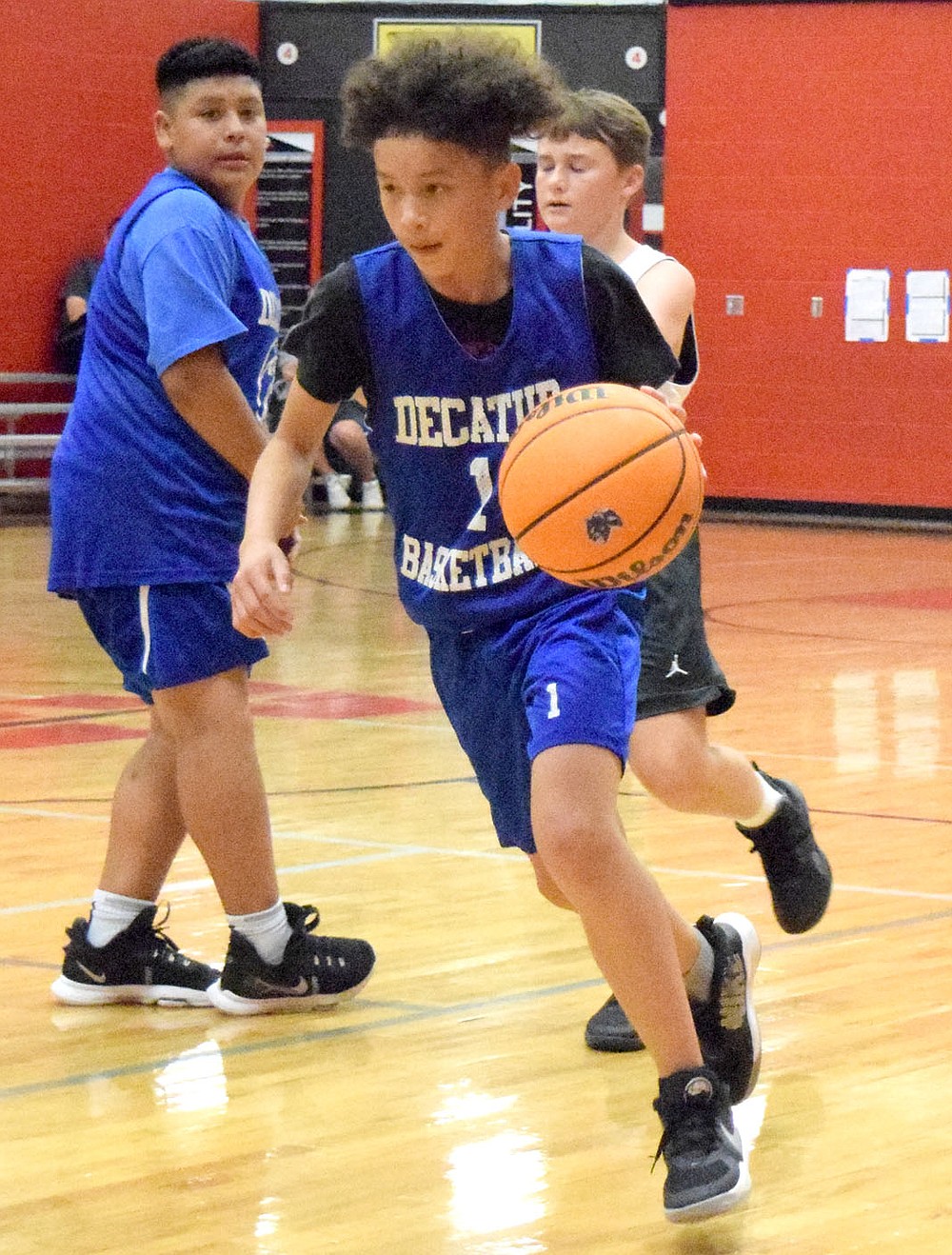 Westside Eagle Observer/MIKE ECKELS
Alan Medel (left) puts up a perfect screen which allowed Ricky Thor (center) to get around a Maverick defender during the June 8 junior high contest between Decatur and Fort Smith Southside in Fayetteville. The Mavericks took the win in the Arkansas Athletics Outreach team camp 26-4 over the Bulldogs.