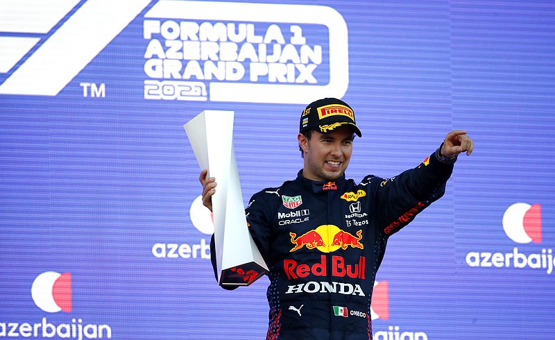 Sergio Pérez de Red Bull celebra en el podio su victoria en Gran Premio de Azerbaiyán, el domingo 6 de junio de 2021, en Bakú. (Maxim Shemetov, Pool via AP)