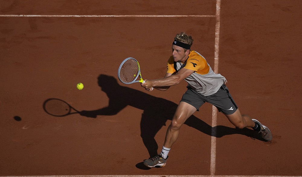 Spain's Alejandro Davidovich Fokina plays a return to Argentina's Federico Delbonis during their fourth round match on day 8, of the French Open tennis tournament at Roland Garros in Paris, France, Sunday, June 6, 2021. (AP Photo/Christophe Ena)