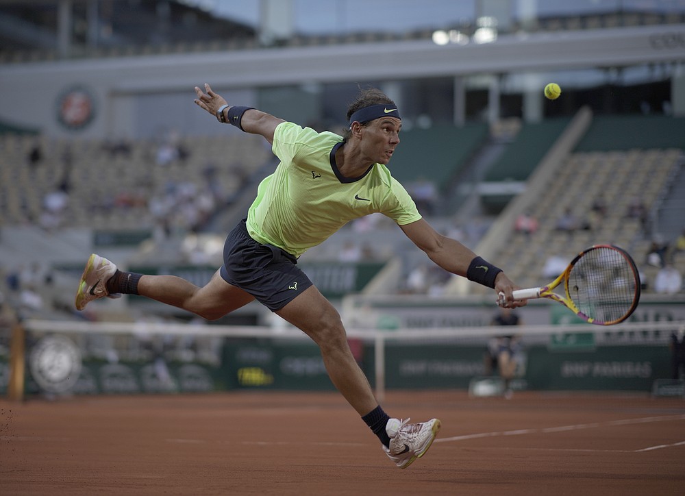 Lo spagnolo Rafael Nadal gioca contro l'italiano Yannick Sener durante la sua partita del quarto turno nella nona giornata degli Open di Francia al Roland Garros di Parigi, in Francia, lunedì 7 giugno 2021 (AP Photo/Christophe Ena)