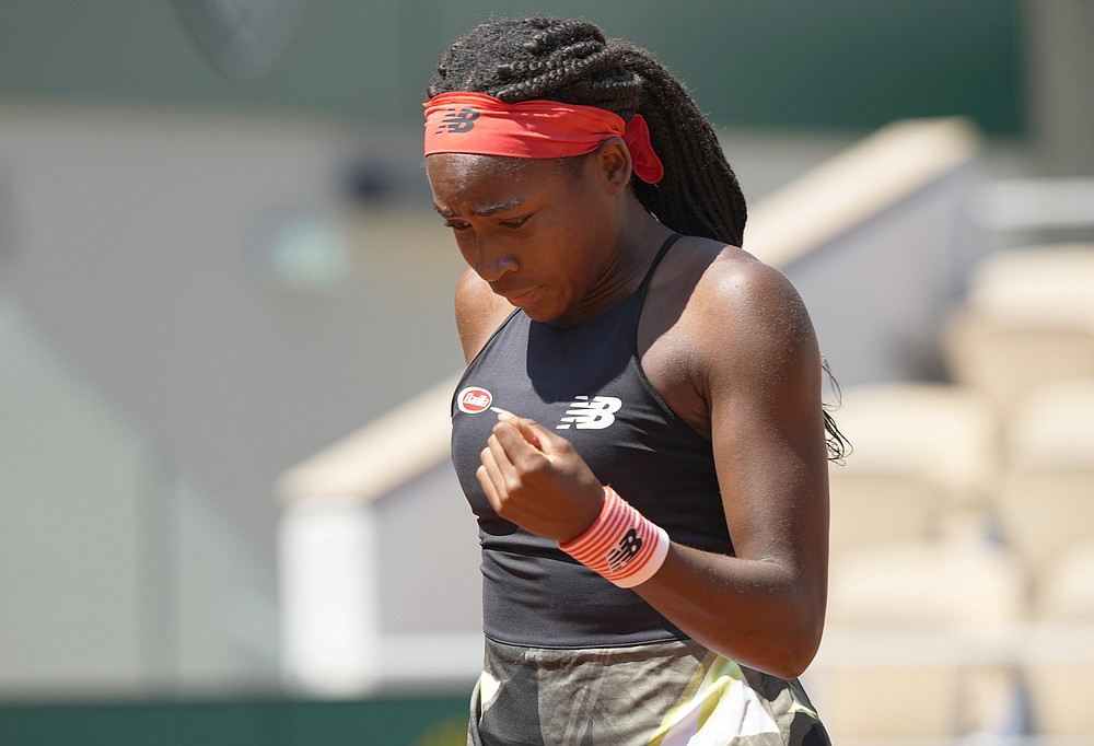 La squadra statunitense Coco Gauff festeggia dopo aver vinto un punto contro la tunisina Anas Jabeur durante la partita del quarto turno del giorno 9 del torneo di tennis Open di Francia al Roland Garros di Parigi, in Francia, lunedì 7 giugno 2021 (AP Photo/Michel Euler)