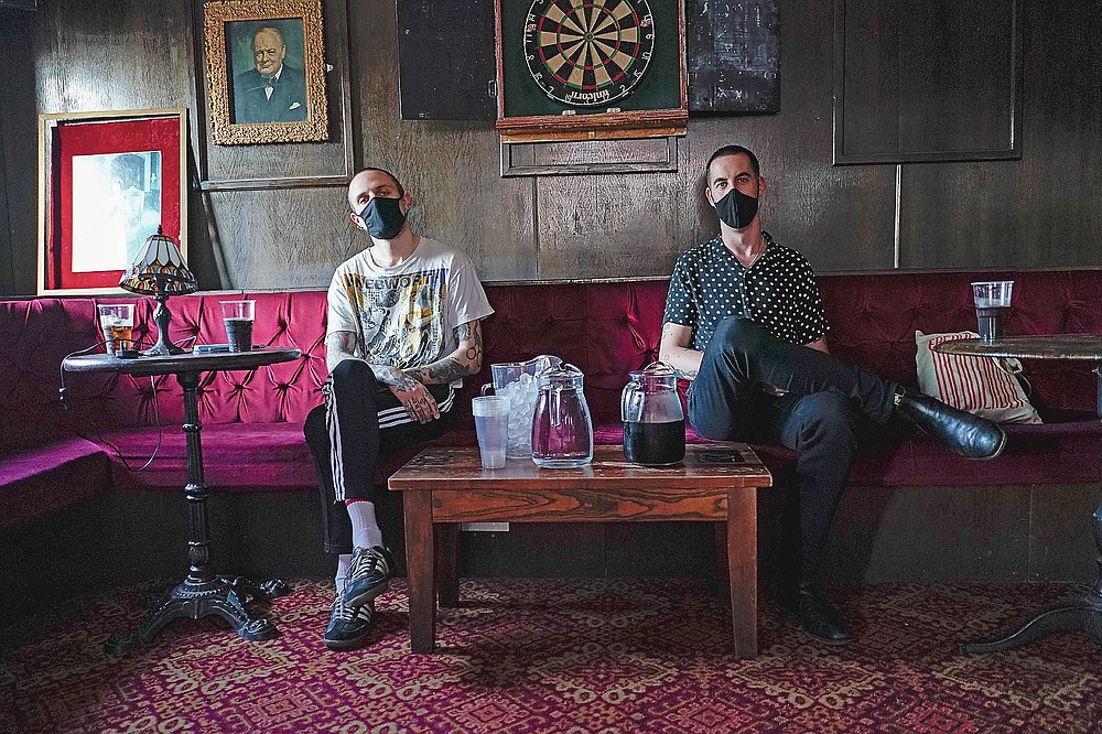 Los músicos Iacopo Bertelli, nombre artístico Jack Milwaukee, izquierda, y Francesco Perini, nombre artístico Pearz, posan detrás del escenario en el Moth Club en Hackney, antes de su show en vivo en el escenario, en Londres, el domingo 30 de mayo de 2021. El regreso del directo La música en la ciudad que produjo bandas desde los Rolling Stones hasta las Spice Girls ha reavivado la creatividad de algunos de los muchos artistas que trabajan en Londres después de 14 meses de silencio. (Foto AP / Alberto Pezzali)
