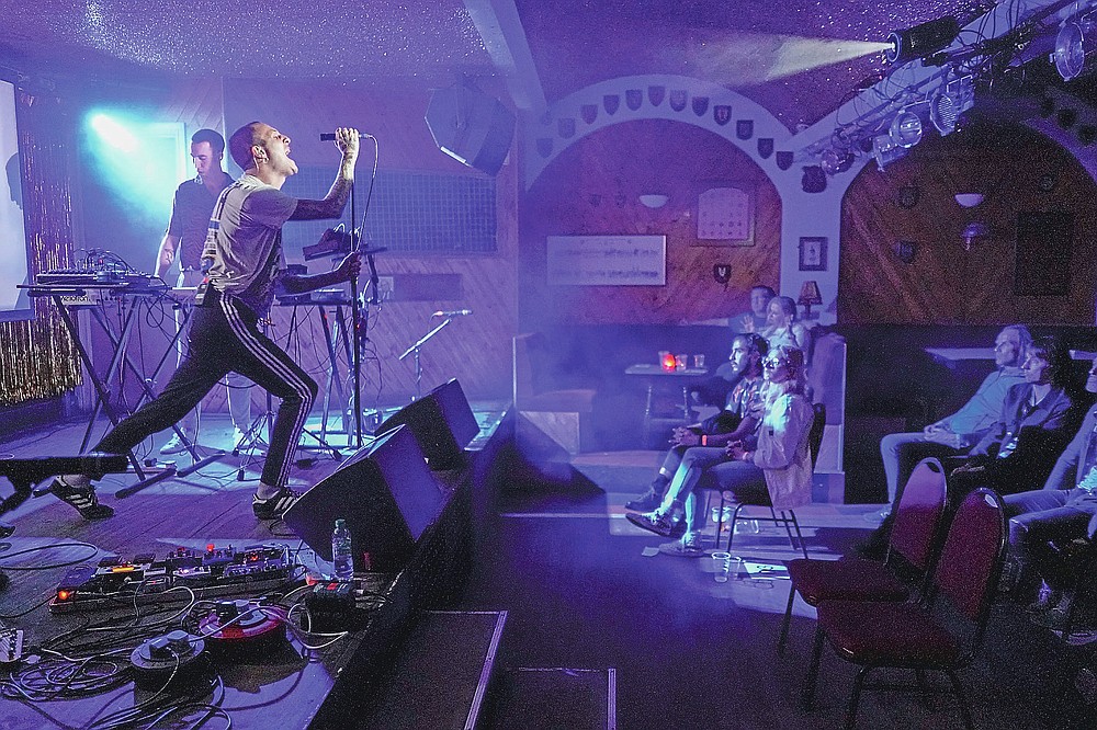 El músico Iacopo Bertelli, al frente, nombre artístico Jack Milwaukee, y Francesco Perini, nombre artístico Pearz, a los teclados, tocan en vivo en el escenario frente a una multitud socialmente distanciada en el Moth Club en Hackney, en Londres, el domingo 30 de mayo de 2021. El regreso de la música en vivo en la ciudad que produjo bandas desde los Rolling Stones hasta las Spice Girls ha reavivado la creatividad de algunos de los muchos artistas que trabajan en Londres después de 14 meses de silencio. (Foto AP / Alberto Pezzali)