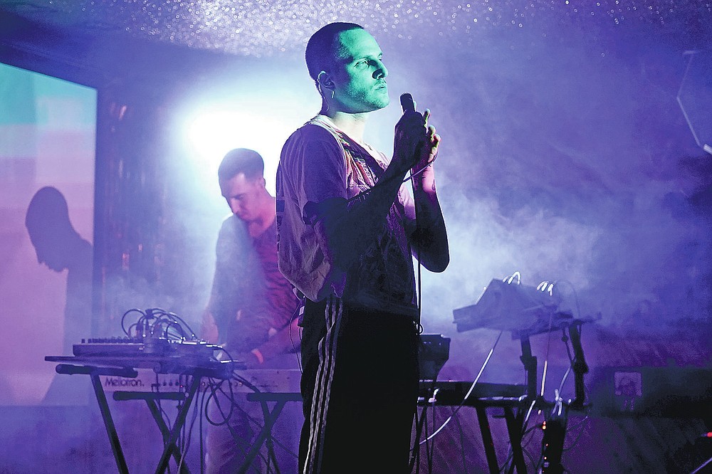 El músico Iacopo Bertelli, al frente, nombre artístico Jack Milwaukee, y Francesco Perini, nombre artístico Pearz, a los teclados, tocan en vivo en el escenario frente a una multitud socialmente distanciada en el Moth Club en Hackney, en Londres, el domingo 30 de mayo de 2021. El regreso de la música en vivo en la ciudad que produjo bandas desde los Rolling Stones hasta las Spice Girls ha reavivado la creatividad de algunos de los muchos artistas que trabajan en Londres después de 14 meses de silencio. (Foto AP / Alberto Pezzali)
