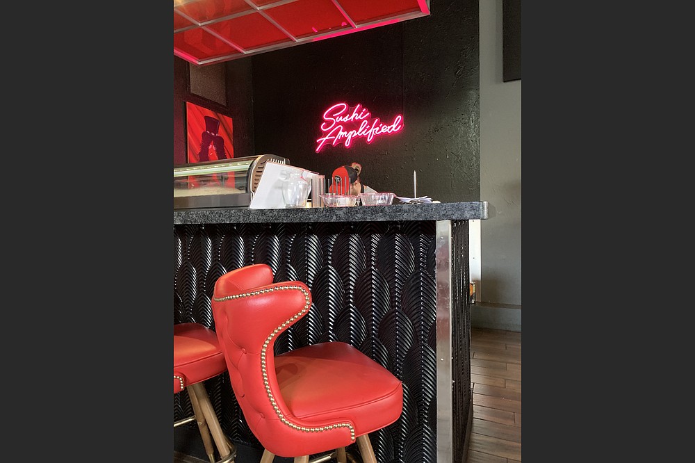 Los franquiciados de Rock N Roll Sushi diseñaron y construyeron este mini bar de sushi a su medida "Grande" Barra, con el mismo diseño e incluso el mismo material.  (Gaceta Demócrata de Arkansas / Eric E. Harrison)