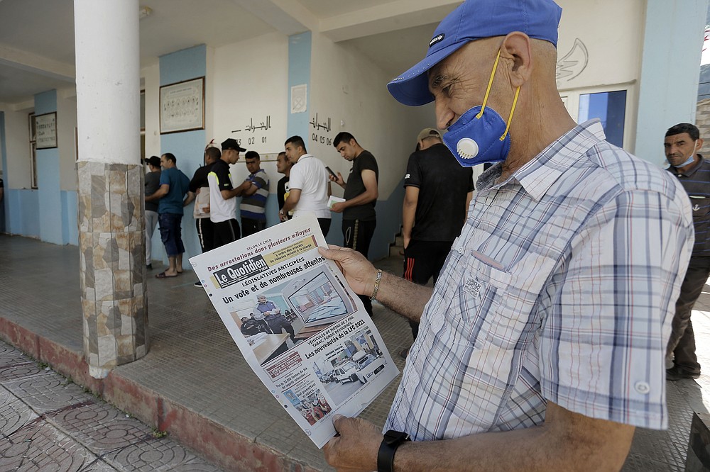 Les gens font la queue pour voter devant un bureau de vote lors des premières élections législatives du pays après l'éviction de l'ancien président Bouteflika, à Alger, en Algérie, le samedi 12 juin 2021. Les Algériens votent samedi pour élire un nouveau parlement avec une majorité de jeunes candidats indépendants se présentant sous de nouvelles règles Visant à répondre aux demandes des manifestants pro-démocratie et ouvrir la voie à "nouvelles îles." (Photo par Associated Press/Tawfik Dodo)